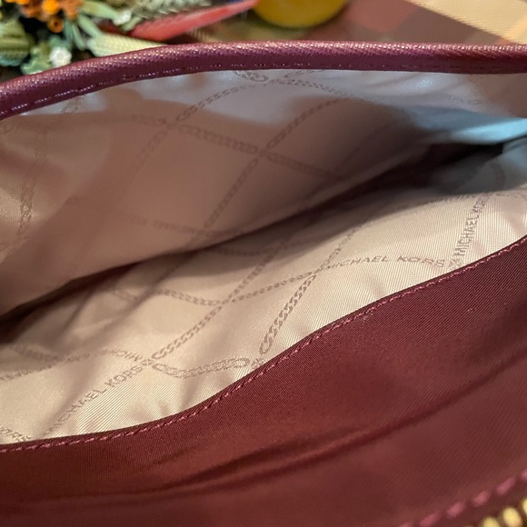 Michael Kors Wine Red nylon Crossbody with Gold Zipper - Picture 4 of 6